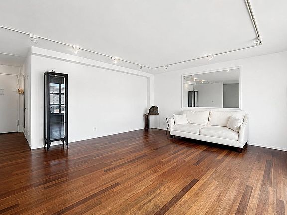 4th image of 100 La Salle St APT 13A
