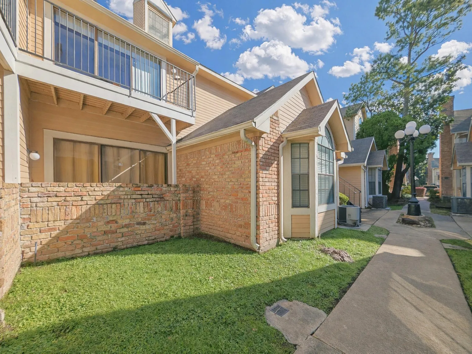 2 bed, 1.0 bath, 838 sqft, $1,650 — Photo 2