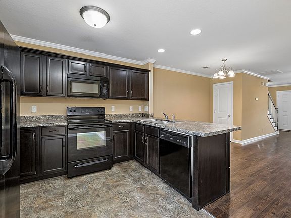3rd image of 302 Sam Houston Cir