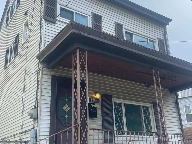 1909 Chapman St — Photo 2