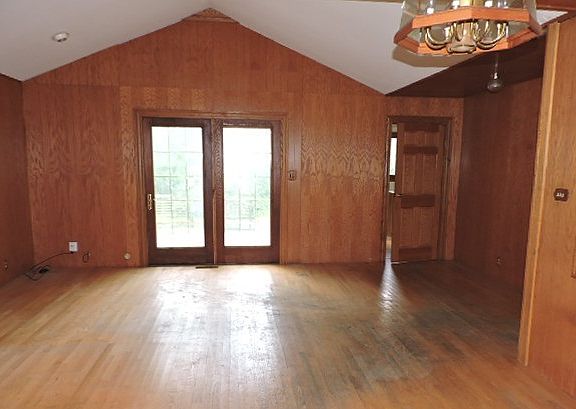 4th image of 1661 Holly Ave