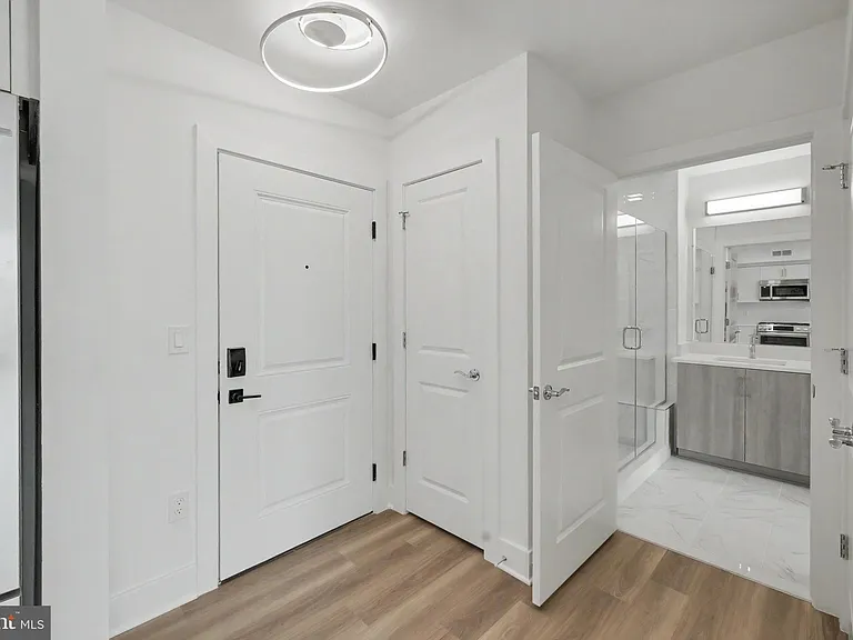 701 N Henry St #401 — Photo 17