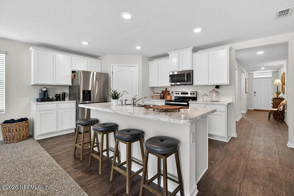 4 bed, 2.0 bath, 1856 sqft, $2,400 — Photo 3