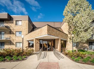 5550 Astor Ln APT 203, Rolling Meadows, IL 60008