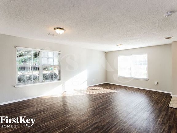4th image of 1301 Greenleaf Ct