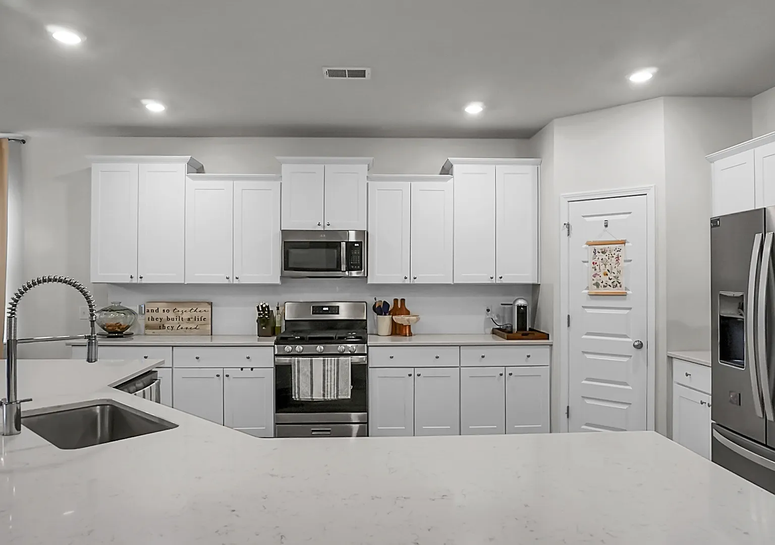4 bed, 2.5 bath, 2643 sqft, $3,100 — Photo 1