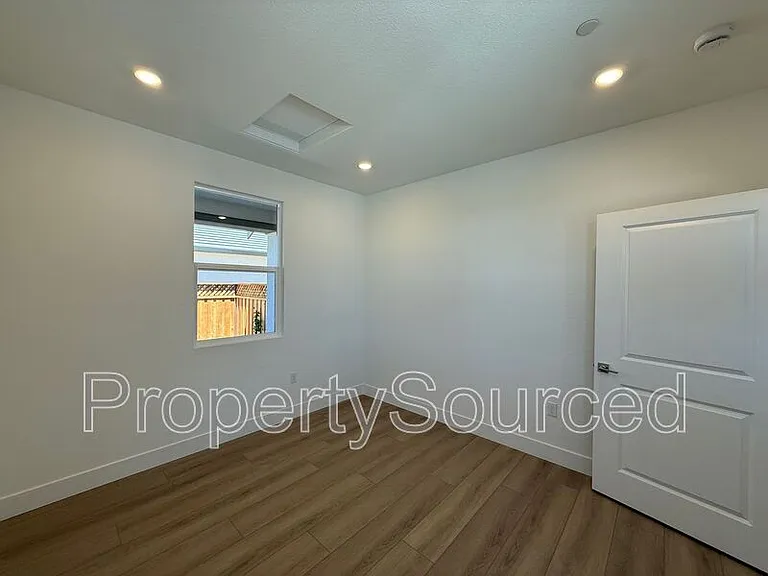 1336 N Martorella Ave — Photo 22