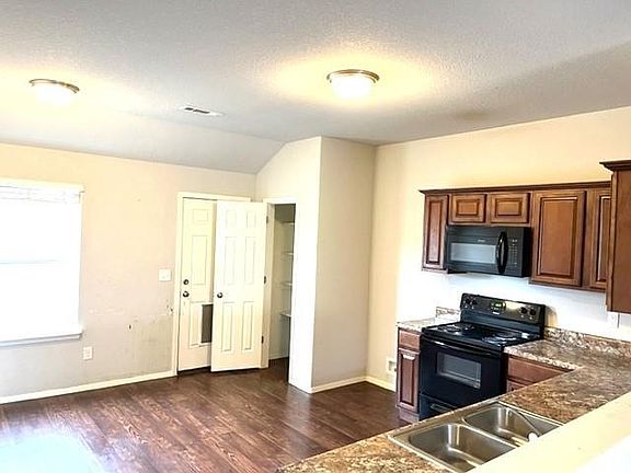 2nd image of 864 NW Evans Cir