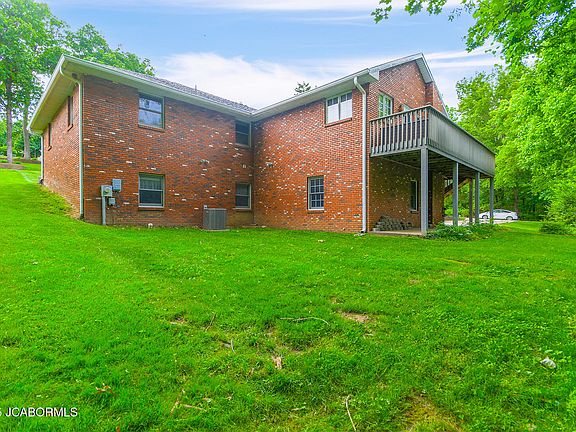 5th image of 1101 Maplewood Ct E