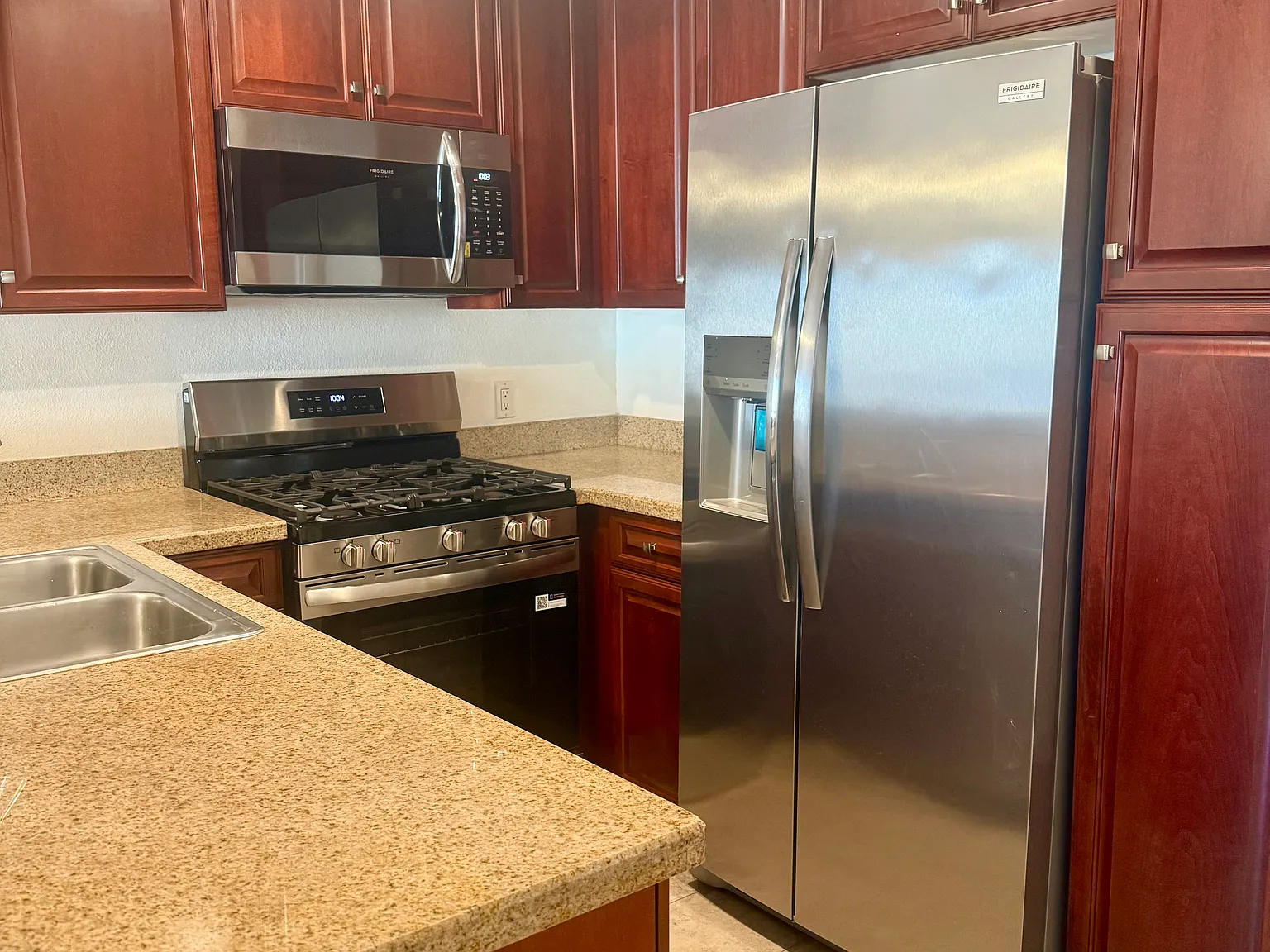 2 bed, 820 sqft, $2,700 — Photo 1