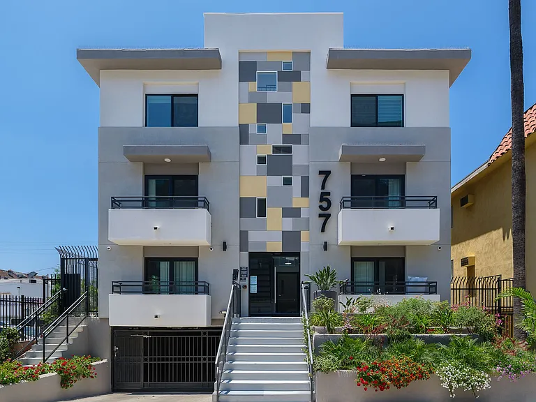 Spacious 2 Bed Townhouses! * Best Koreatown Location * Washer & Dryer * Bidet — Photo 4