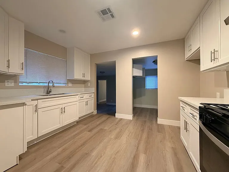 1550 N Pershing Ave — Photo 7