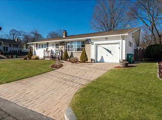 10 Wayne Rd, Woonsocket, RI 02895