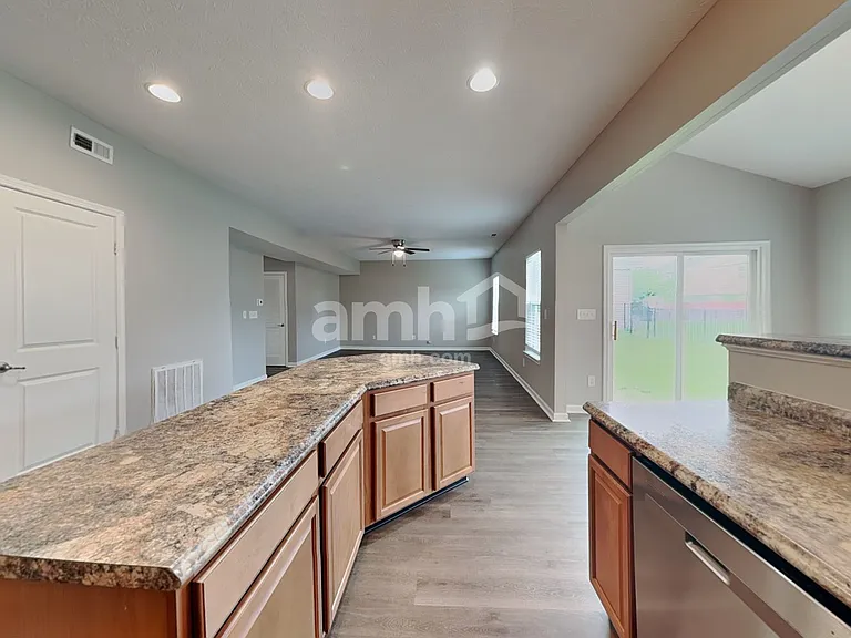 653 Classic Ln — Photo 4