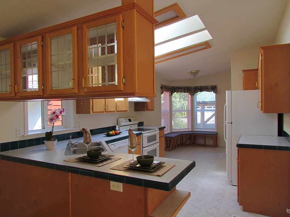 Light & bright kitchen with breakfast nook, eating bar and double oven.