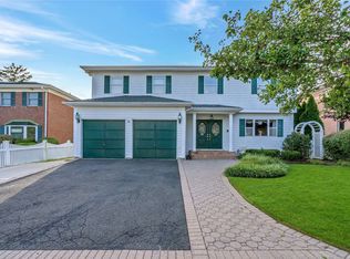 6 Melton Dr W, Rockville Centre, NY 11570