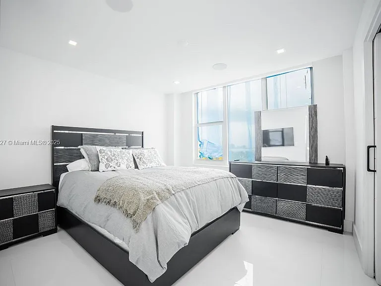 5600 Collins Ave #14K — Photo 16