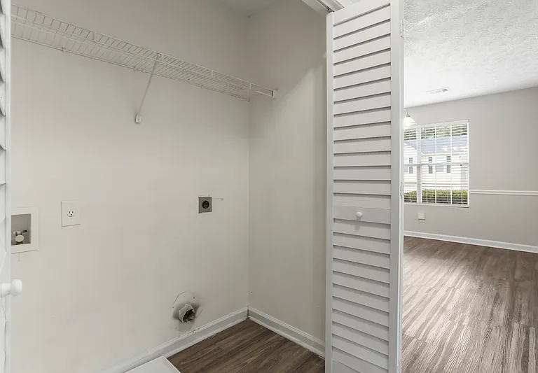 879 Stonebridge Cres — Photo 10