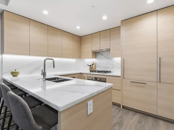 308 Morrissey Rd #308, Pt Moody, BC V3H 0M2