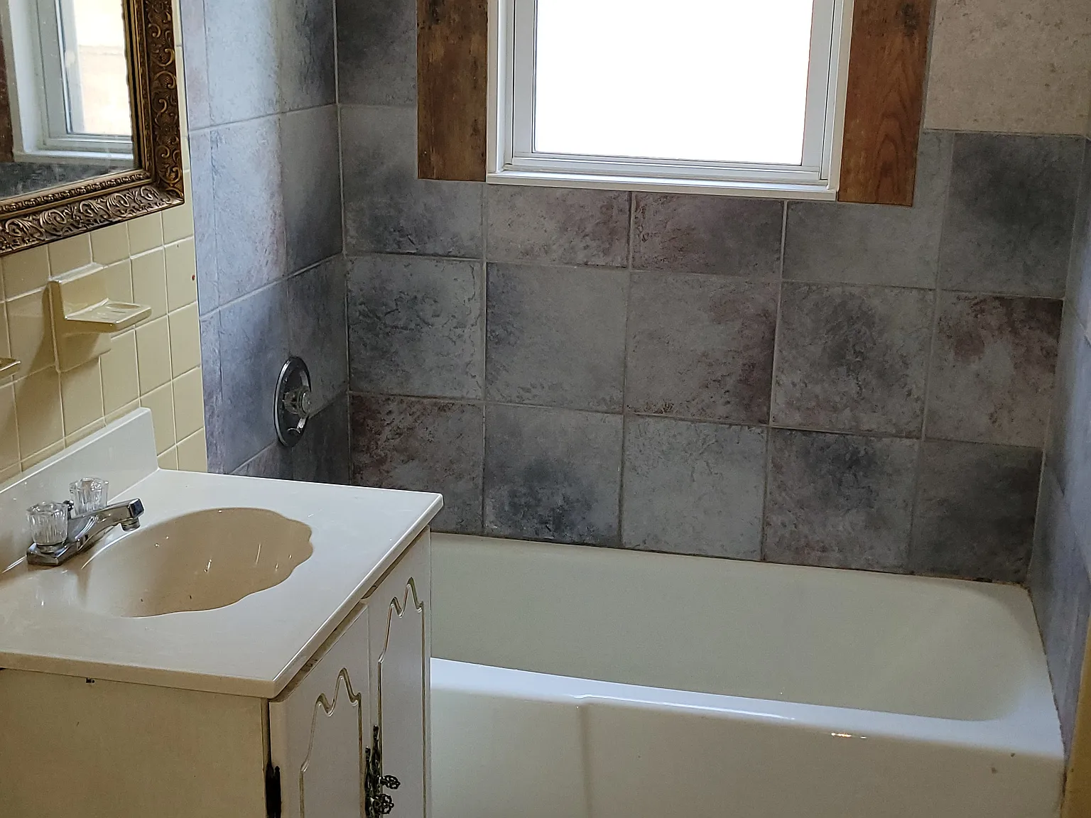 743 Stanley Street — Photo 3