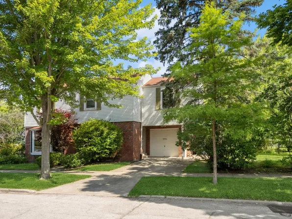 3950 Lee St, Skokie, IL 60076
