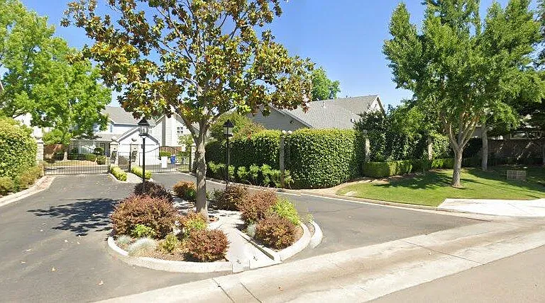 1001 E Monticello Cir — Photo 1