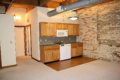 Cozy studio suite w/exposed brick, wood beamed ceilings & tile floors