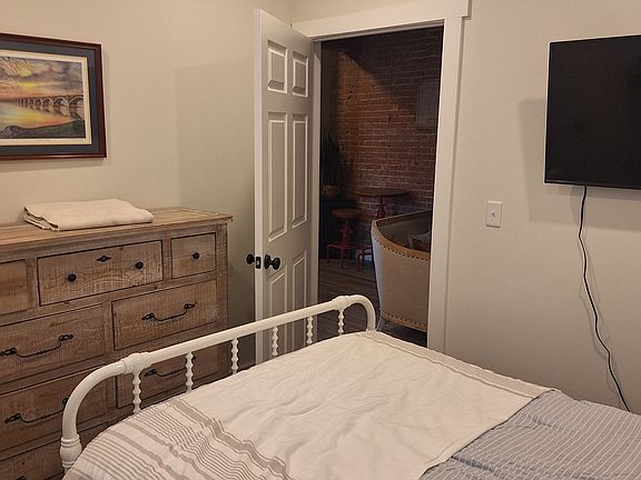 4th image of 435 W Grant St #6