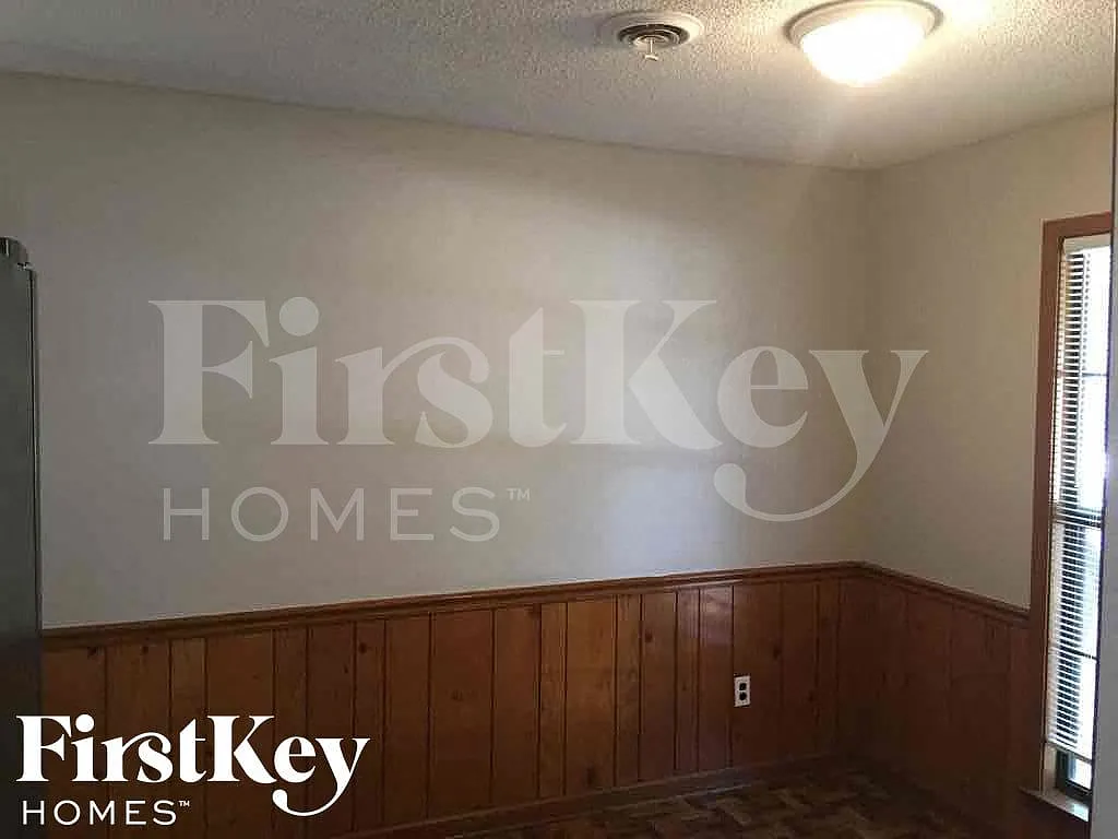 3 bed, 1.0 bath, 1211 sqft, $1,535 — Photo 3