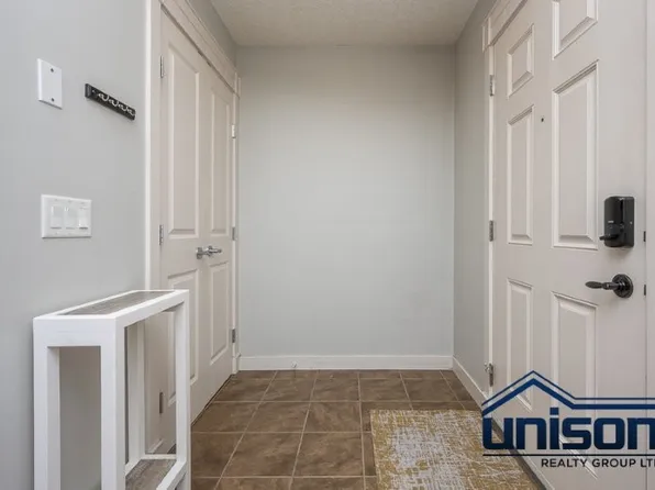 528 34th St NW #1, Calgary, AB T2N 2X7