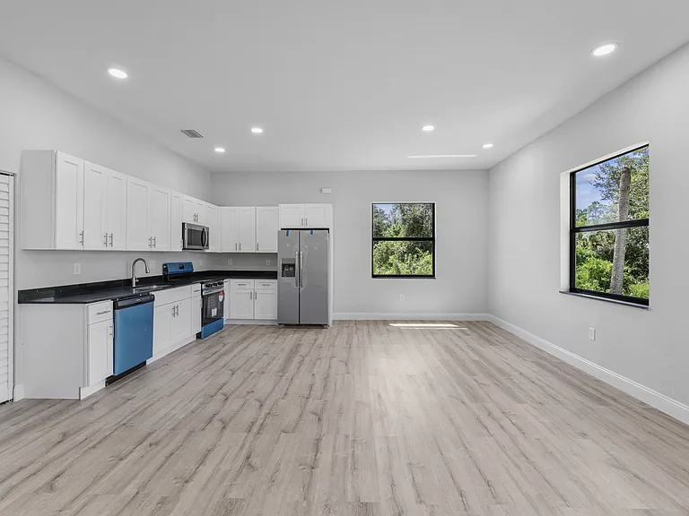 556 Sherwood Ave S — Photo 18