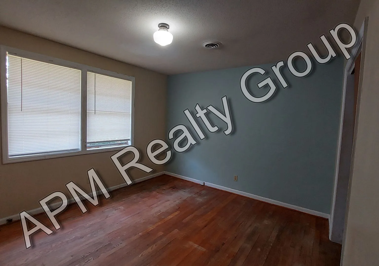 Three bedroom home in Southeast Columbia — Photo 3