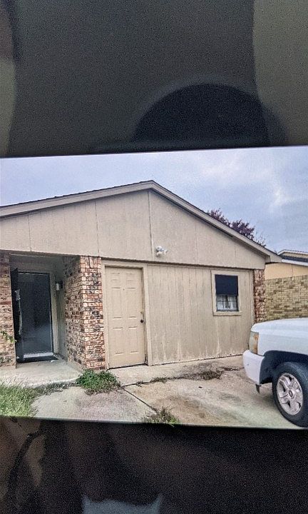 1st image of 10011 Deer Hollow Dr
