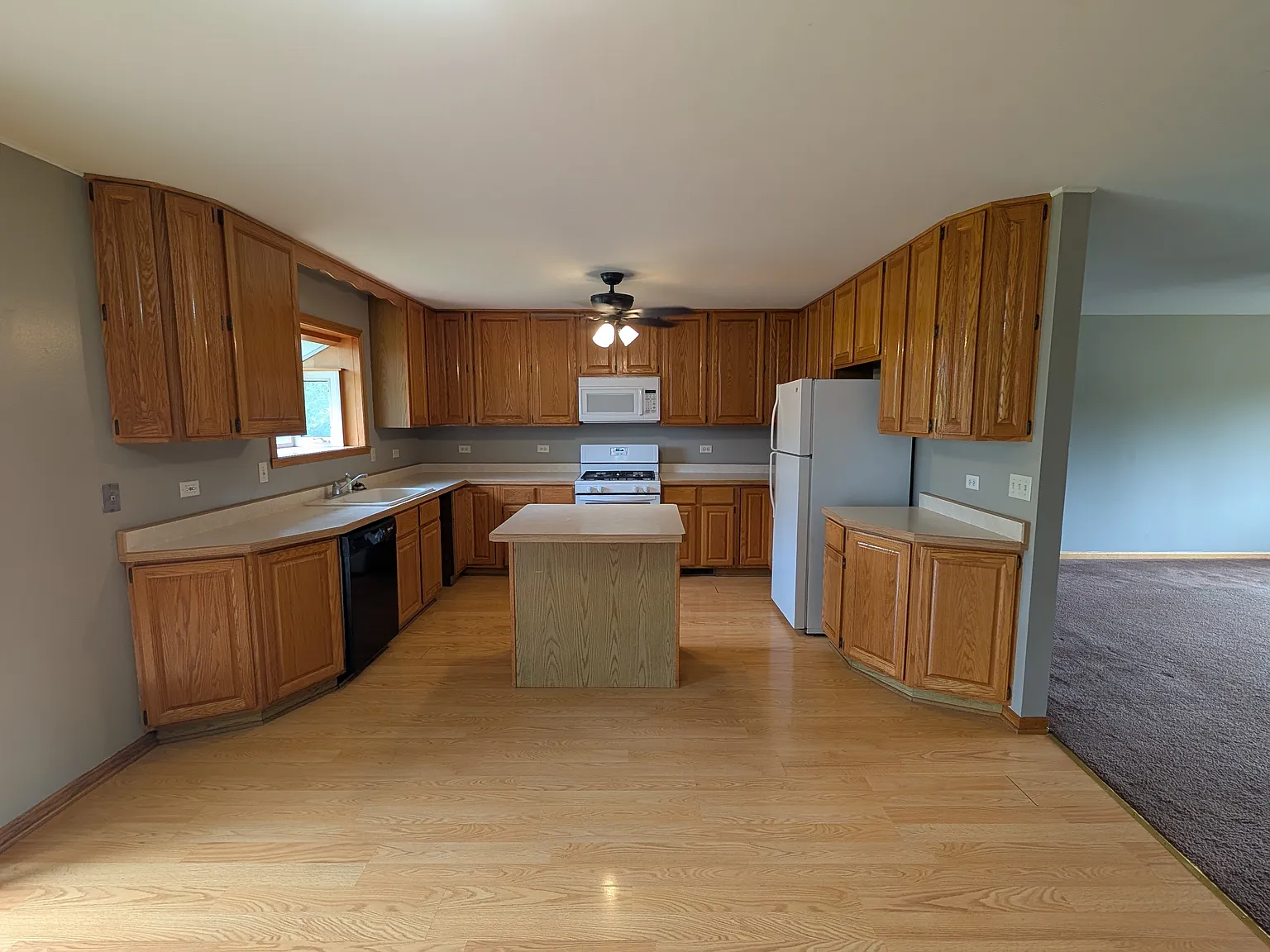 4 bed, 2640 sqft, $1,975 — Photo 3