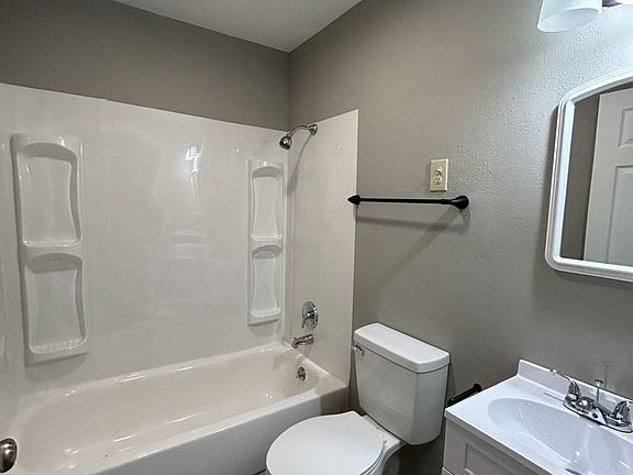 5th image of 2379 Locust Rd #1