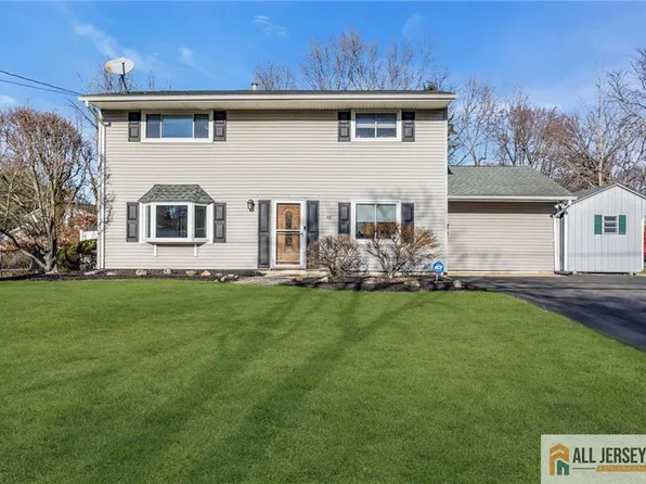68 Hastings Rd, Kendall Park, NJ 08824