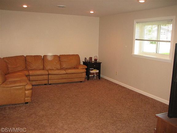 4th image of 206 Beachfield Dr