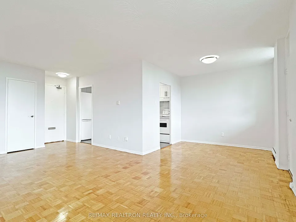 525 Eglinton Ave E #804