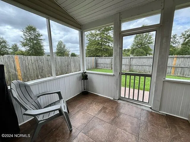 3 bed, 4.0 bath, 1499 sqft, $1,800 — Photo 4