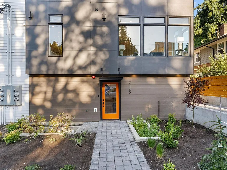 7146 47th Ave SW — Photo 2