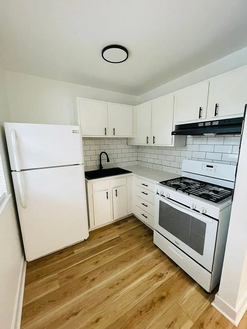 24 Oakwood Rd — Photo 2