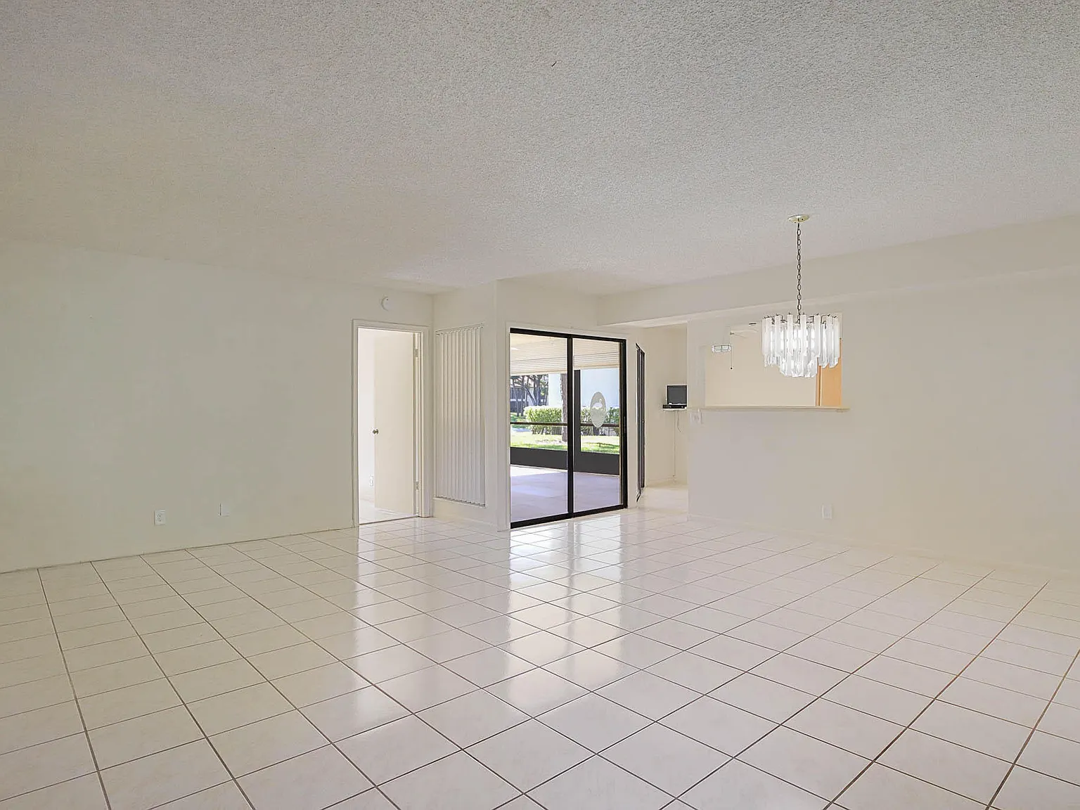 3 bed, 2.0 bath, 1275 sqft, $2,200 — Photo 3
