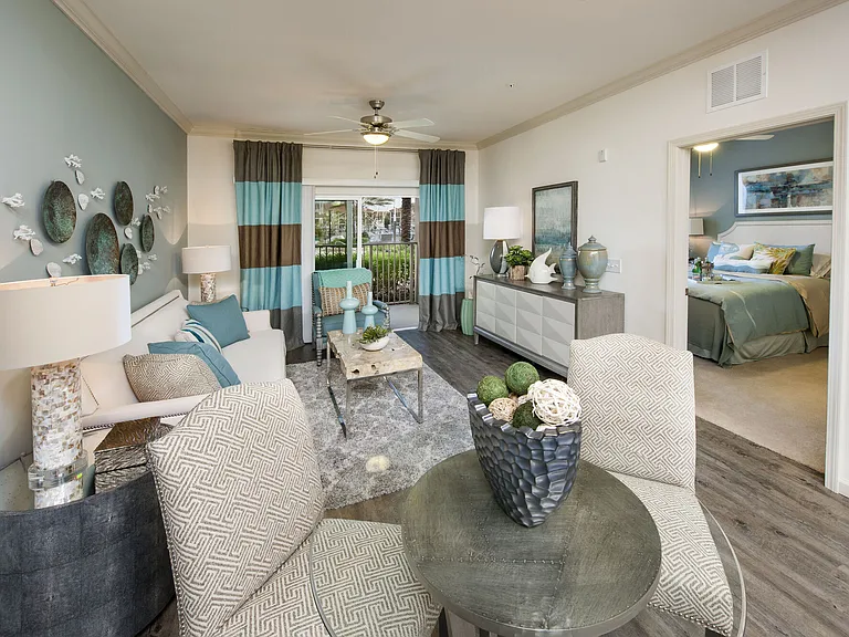 Views at Harbortown — Photo 19