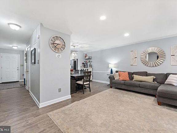 5th image of 10105 Schoolhouse Woods Ct