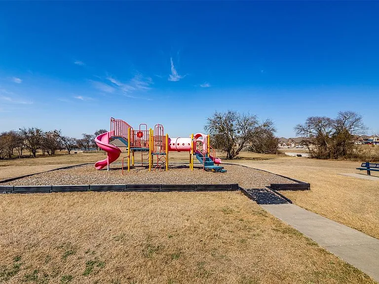 933 Slate Ln — Photo 16