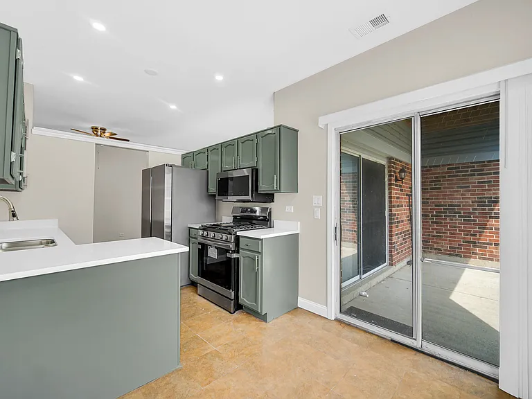 1661 Commodore Ct #3 — Photo 9