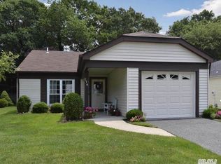 274 Edinburgh Dr, Ridge, NY 11961