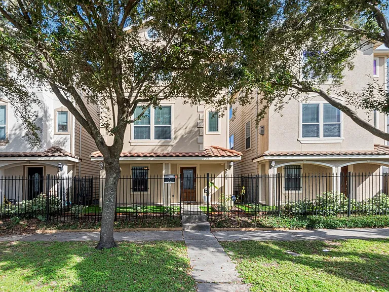 2204 Colorado St — Photo 1