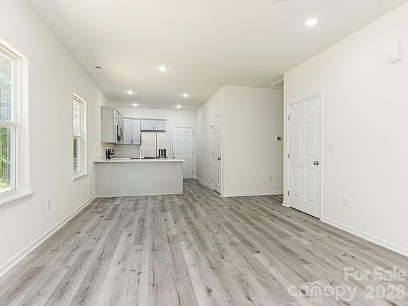 4th image of 4470 Kingsbury Rd