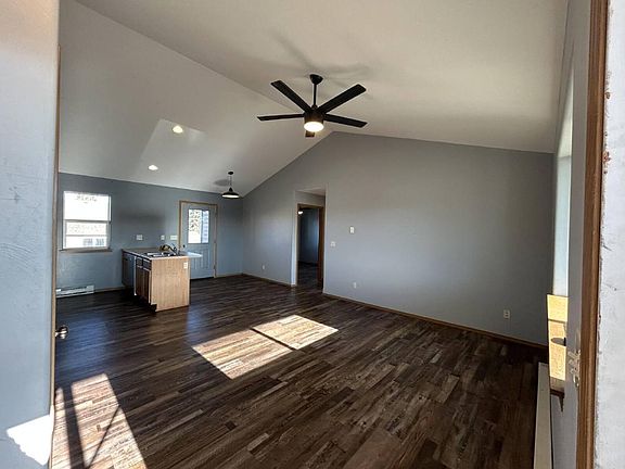 4th image of 904 Jeanette Pl #4
